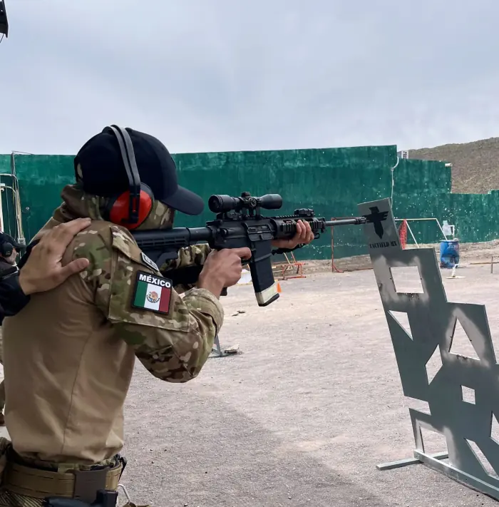 Tirador con equipo táctico y rifle de precisión