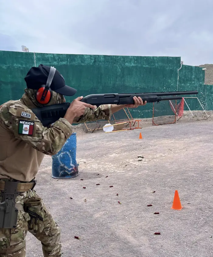 Manejo de escopeta táctica en curso avanzado
