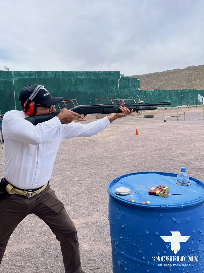 Tiro con escopeta desde posición de pie