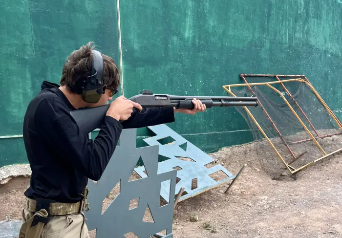 Escopeta táctica frente a siluetas metálicas