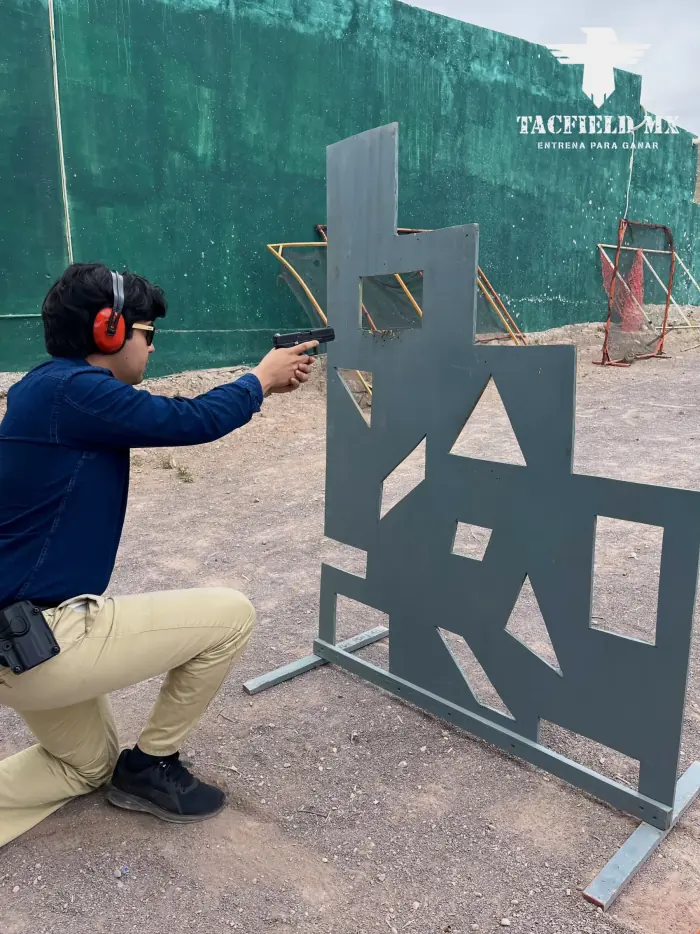 Tiro con pistola contra silueta metálica