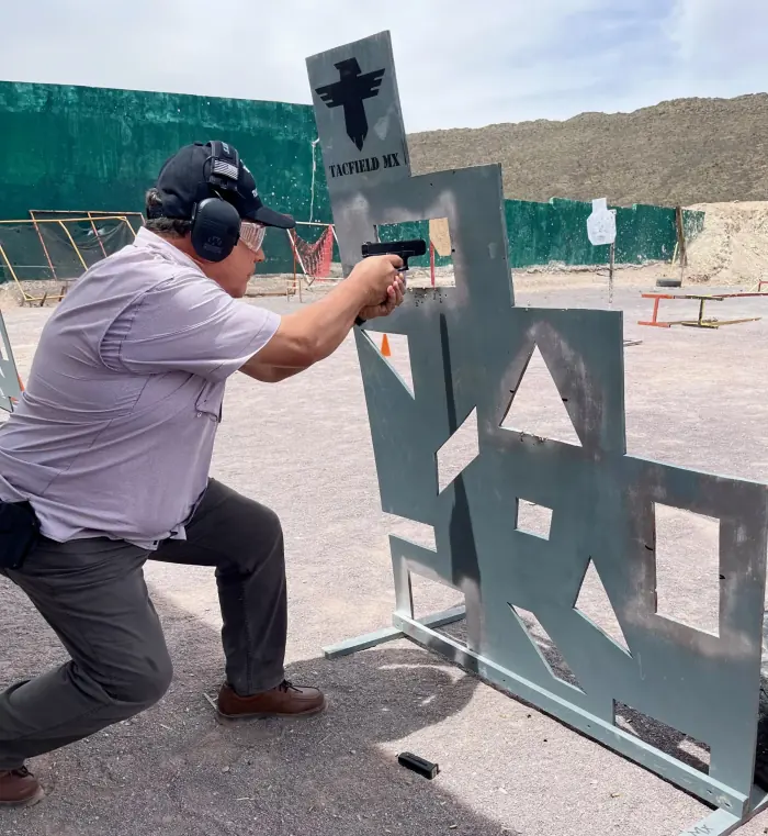 Disparo con pistola desde cobertura