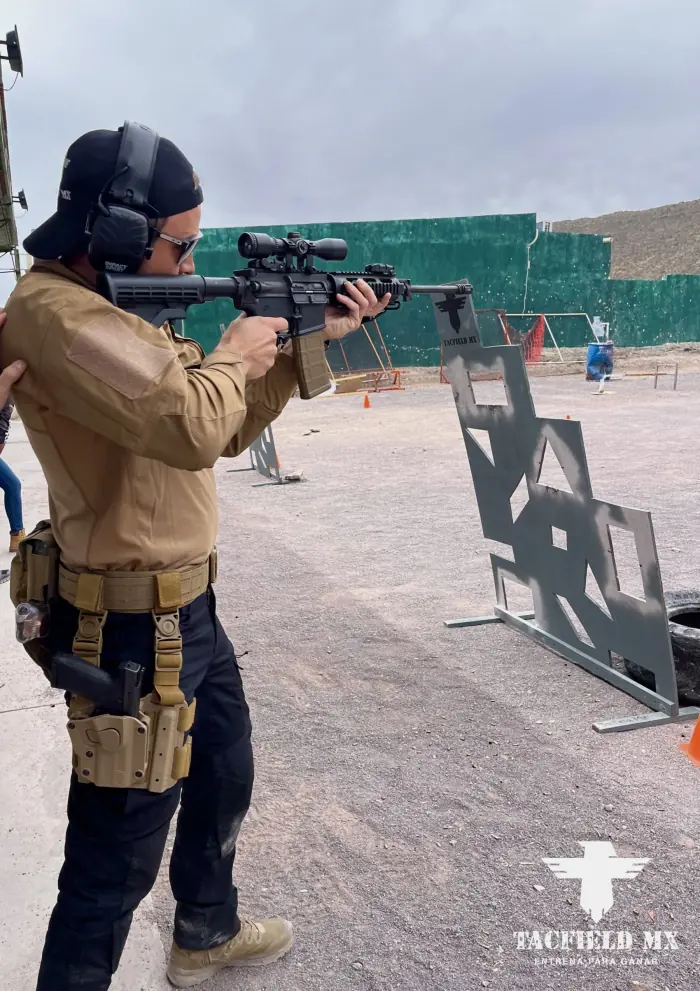 Rifle con óptica en ejercicio avanzado