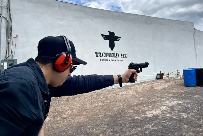 Postura de tiro con pistola en curso básico