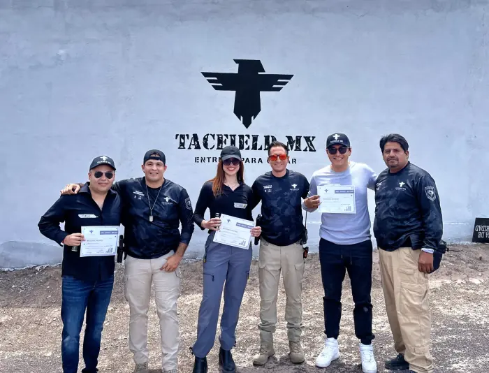 Grupo del curso básico con sus constancias