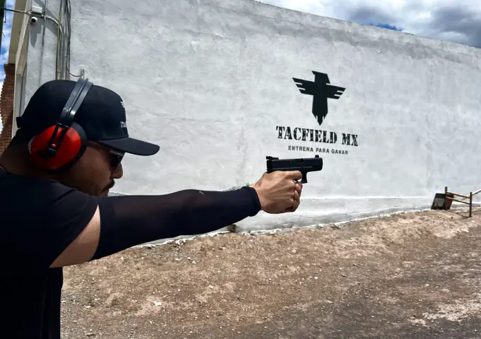Práctica de tiro con pistola a distancia corta
