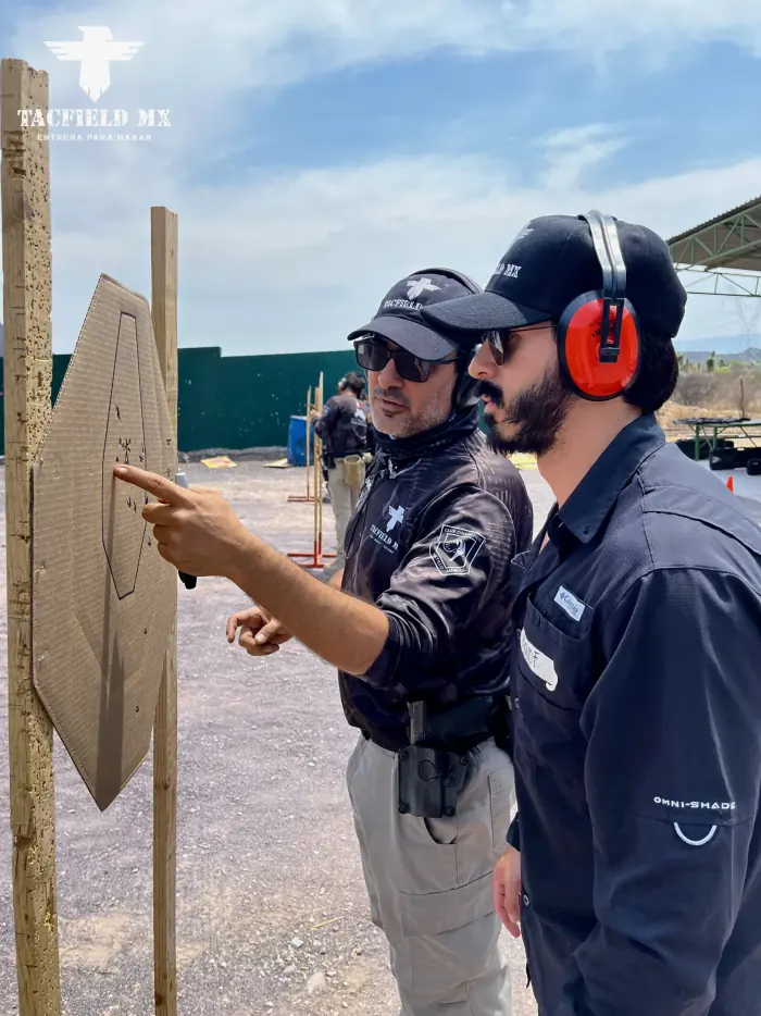Instructores revisando impactos en el blanco