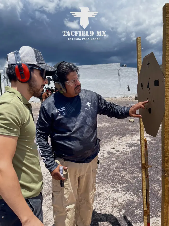 Instructor explicando el blanco a un alumno