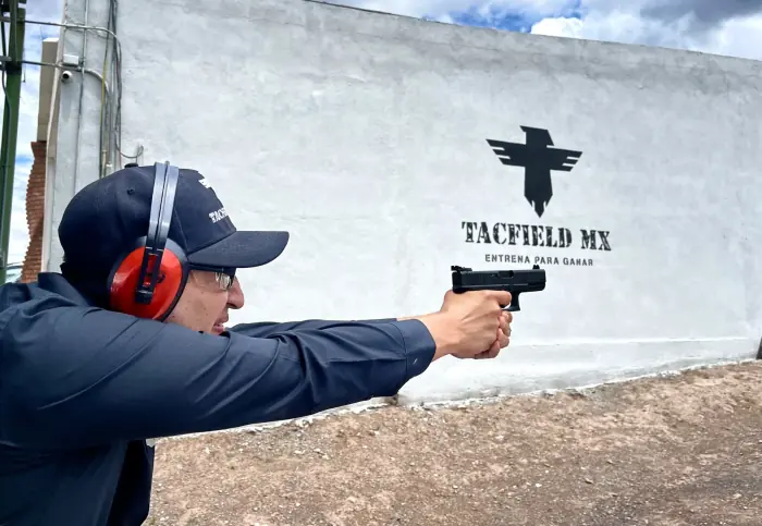 Tiro con pistola a dos manos