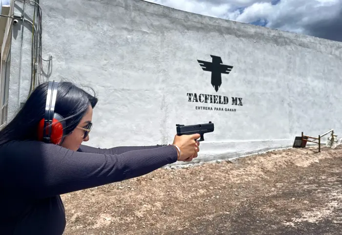 Alumna practicando tiro con pistola