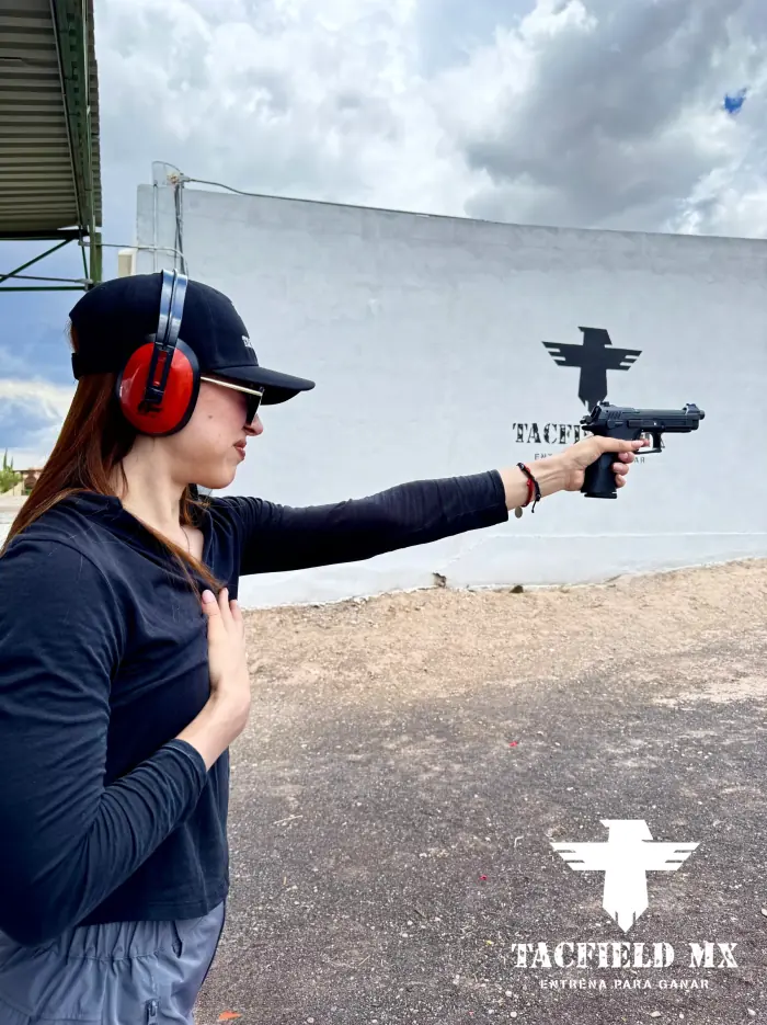 Alumna en posición de tiro con pistola