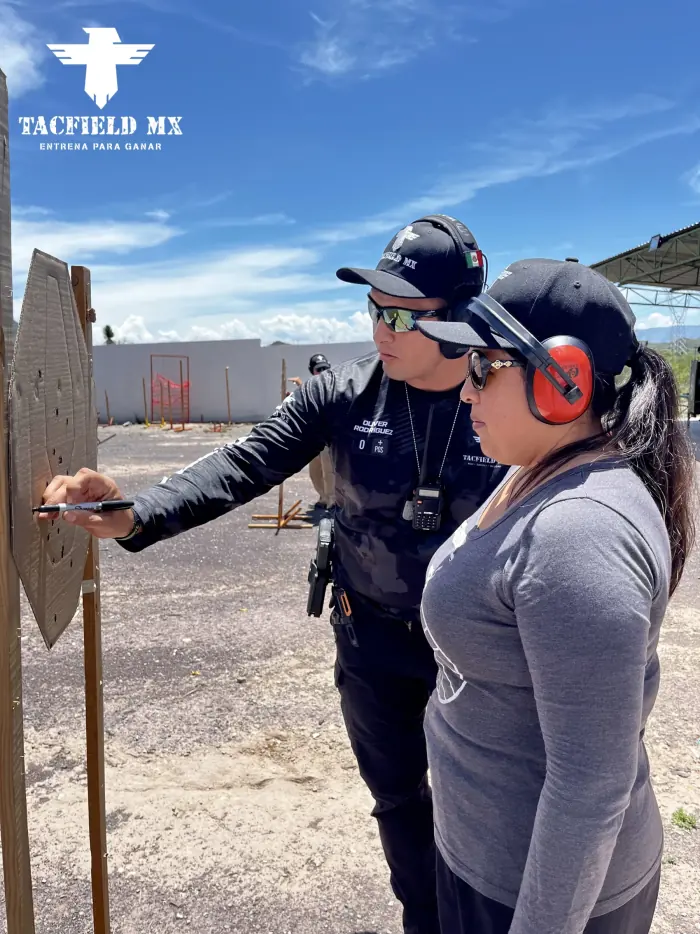 Instructora acompañando a una alumna en el blanco