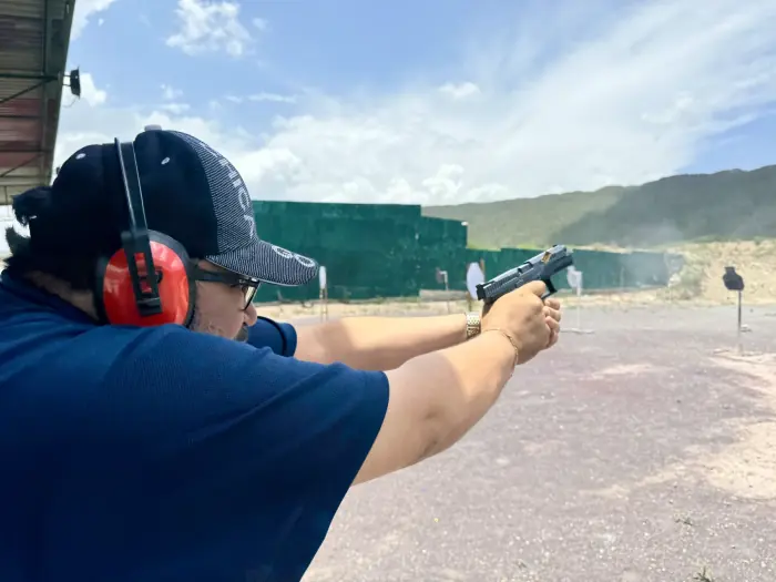 Participante disparando pistola en curso corporativo
