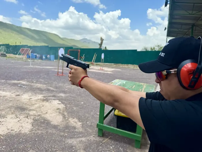 Práctica de tiro con pistola al aire libre