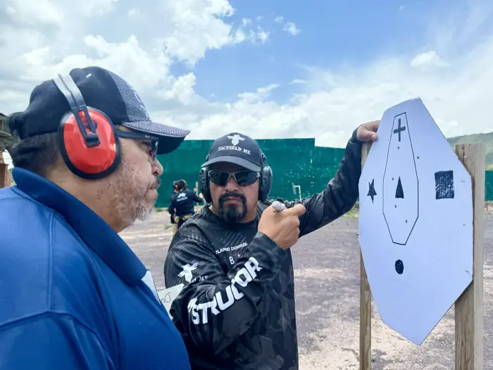 Instructor explicando el análisis de impactos