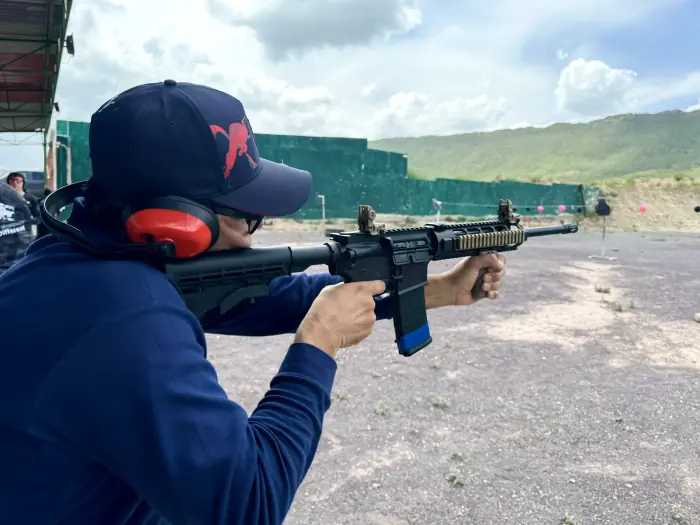 Tiro con rifle AR en campo abierto