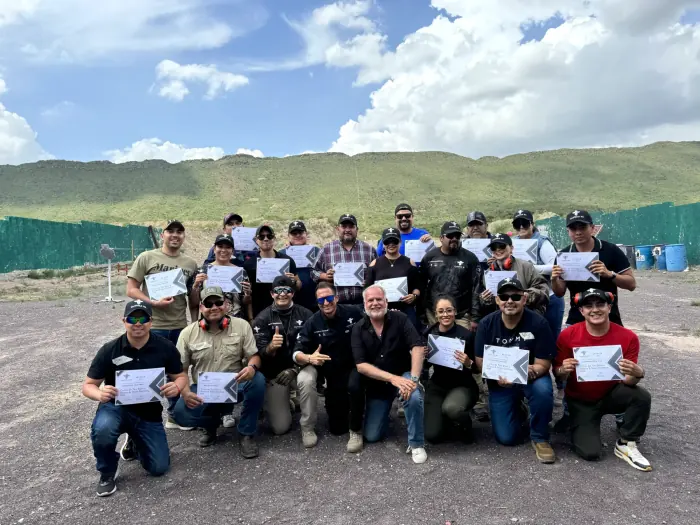 Grupo empresarial con sus constancias