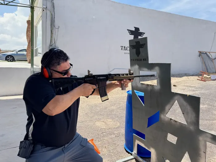 Tiro con rifle desde barricada