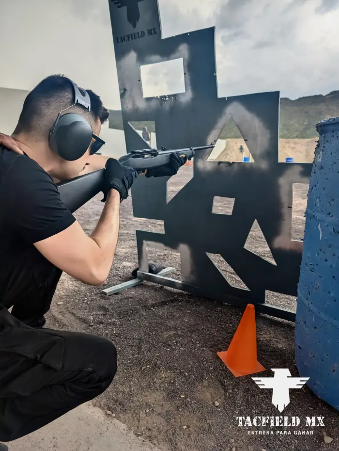 Tiro con rifle apoyado en silueta metálica