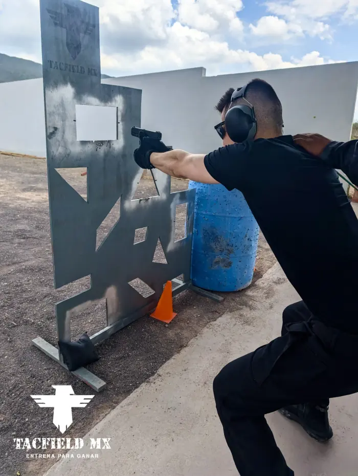 Tiro con pistola desde posición de cobertura