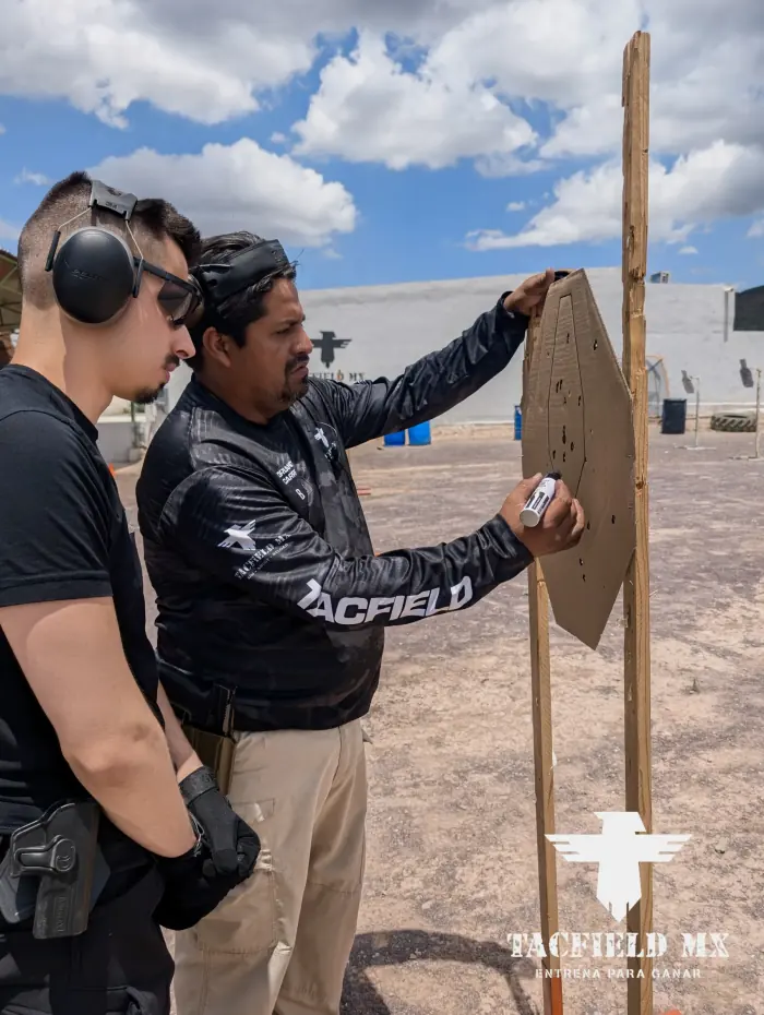 Instructor revisando impactos en el blanco