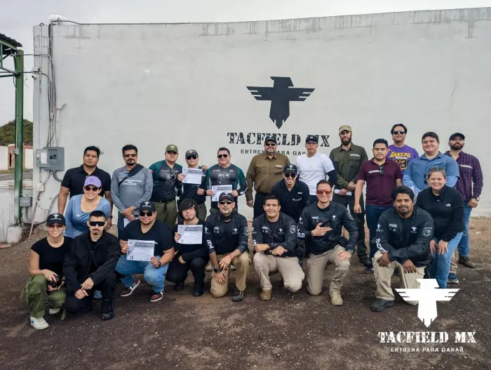 Grupo del curso intermedio con sus constancias