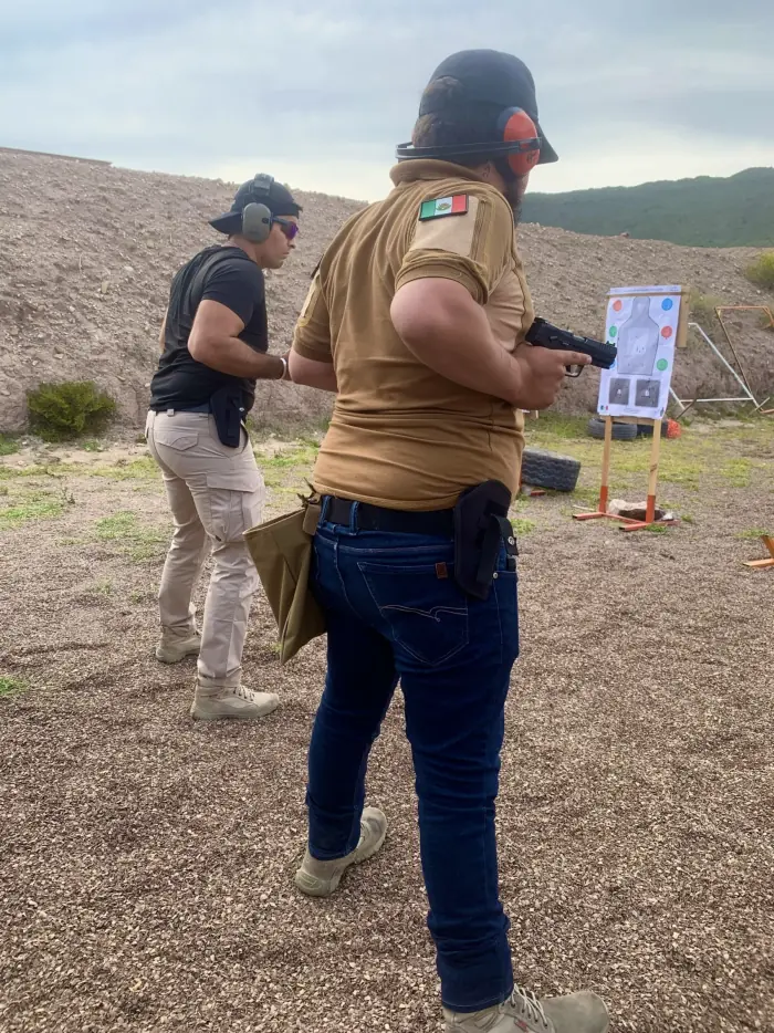 Instructor guiando a un alumno en campo abierto